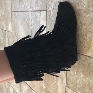 Minnetonka Black Fringe Boots Size: 8